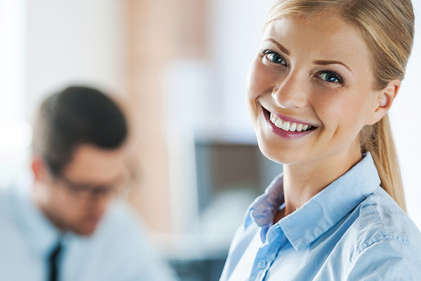 Glad konsulent i profesjonelt antrekk